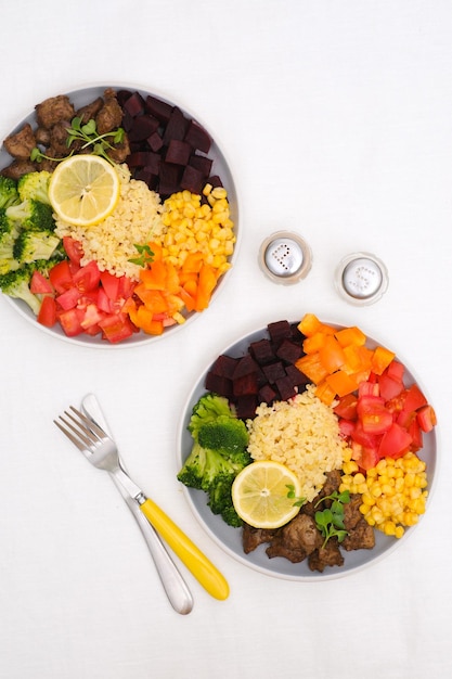 Talerz z kolorowym jedzeniem